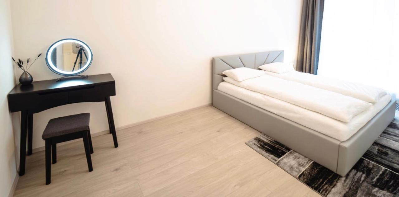 Tran Chien Apartment With Free Private Parking Prague Luaran gambar